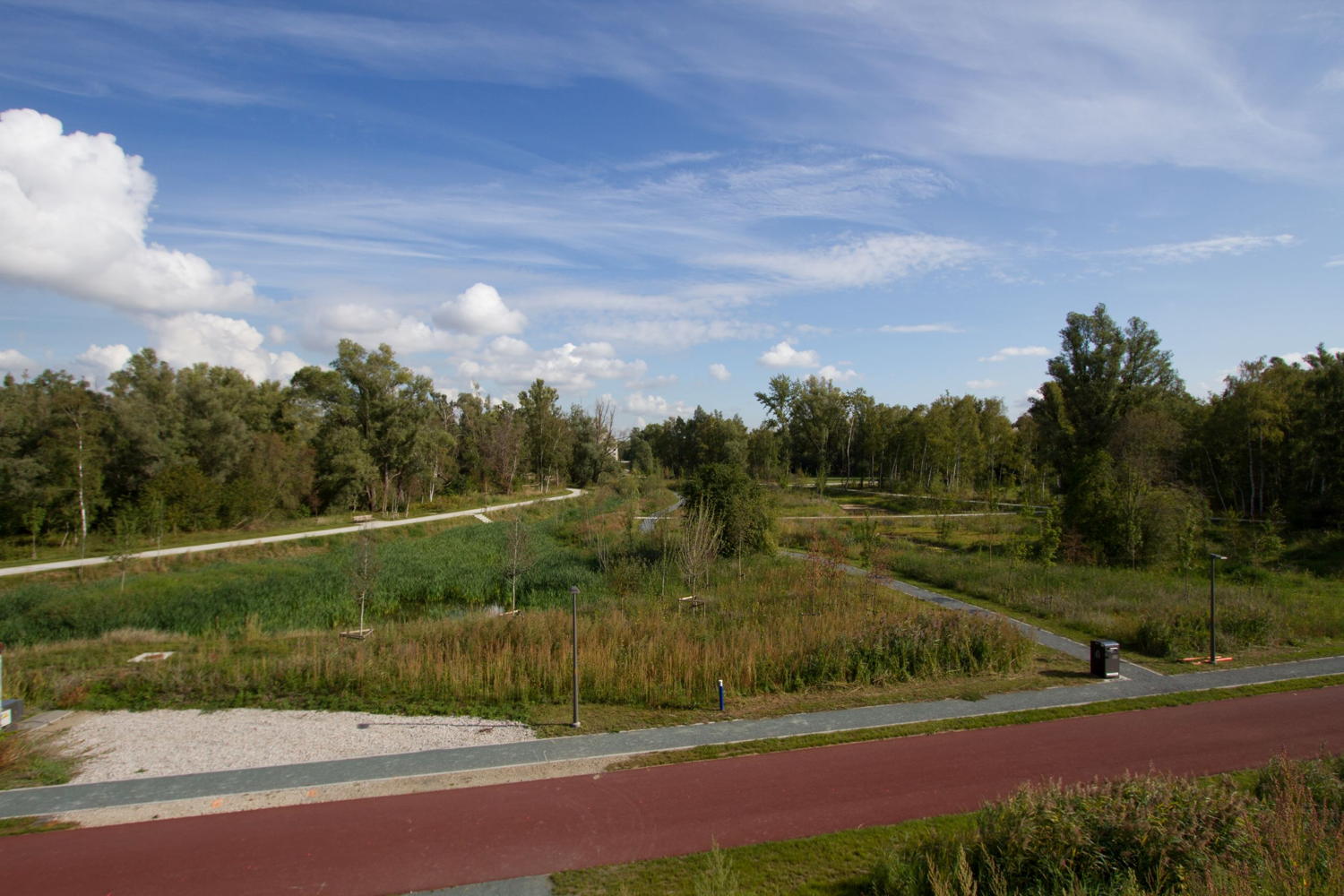 Foto 3 van reeds heraangelegd deel van het park. De sfeer en vormentaal van fase 1 vormen de basis voor het vervolg van het parkontwerp. ©Stad Antwerpen
