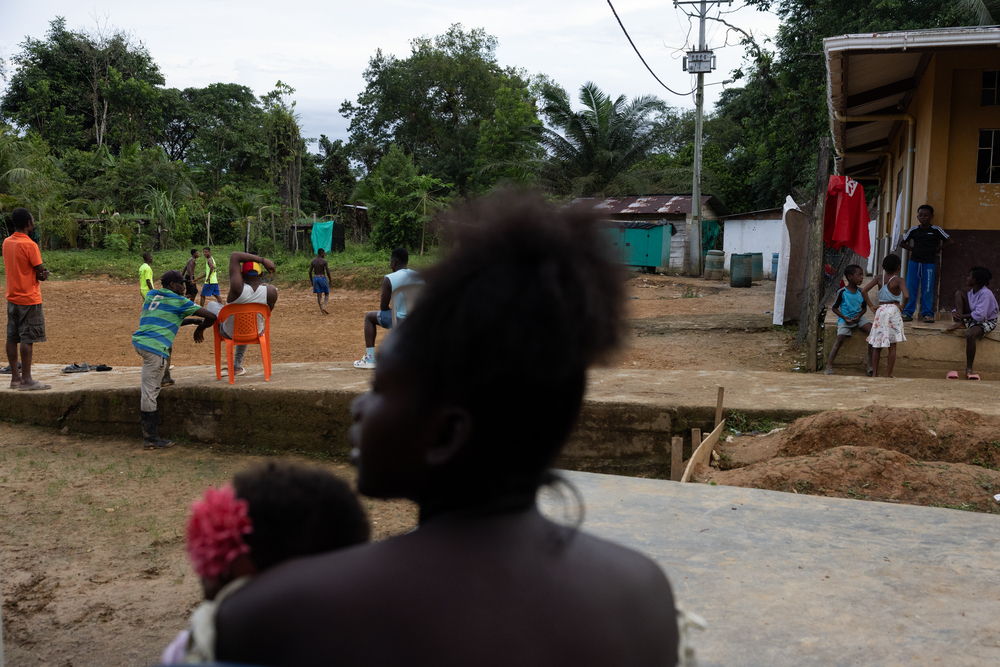 The Afro-descendant community of Chachajo, Alto Baudó, Chocó, has experienced multiple mass displacements to Quibdó (capital of the department) due to incursions by armed groups. During one such incident the community was gathered on the local soccer field. Many were wounded during this attack and several of their leaders were killed.