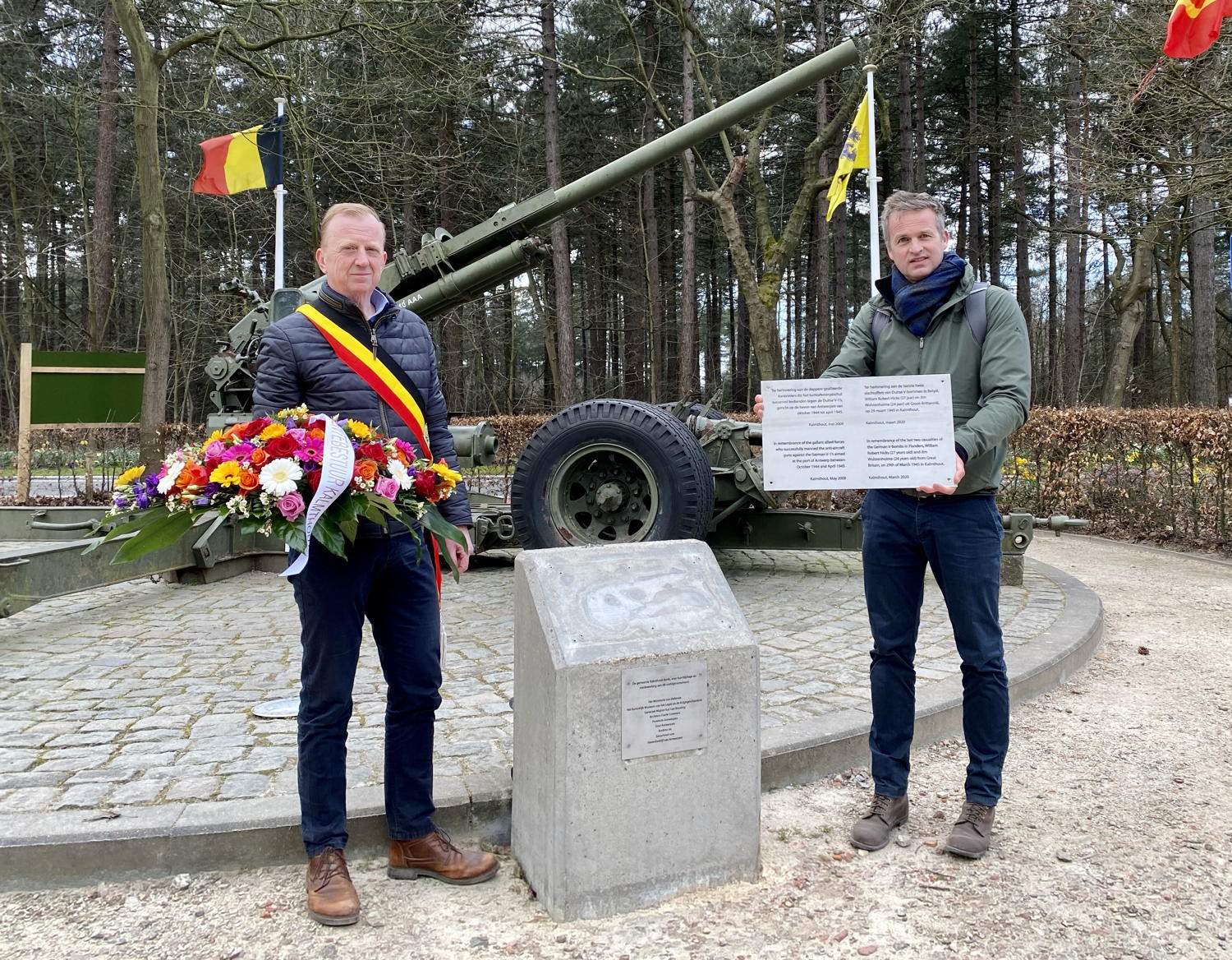 Burgemeester Lukas Jacobs van Kalmthout en Arnout Hauben onthullen gedenkplaat voor Jim Wolstenholme en William Robert Hicks - (c) VRT / De chinezen