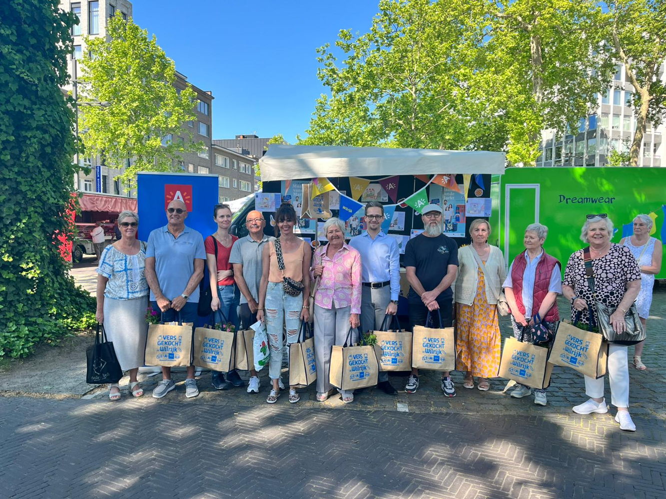 De Wilrijkse winnaars van de Maand van de markt met districtsschepen Xeno Wauters.