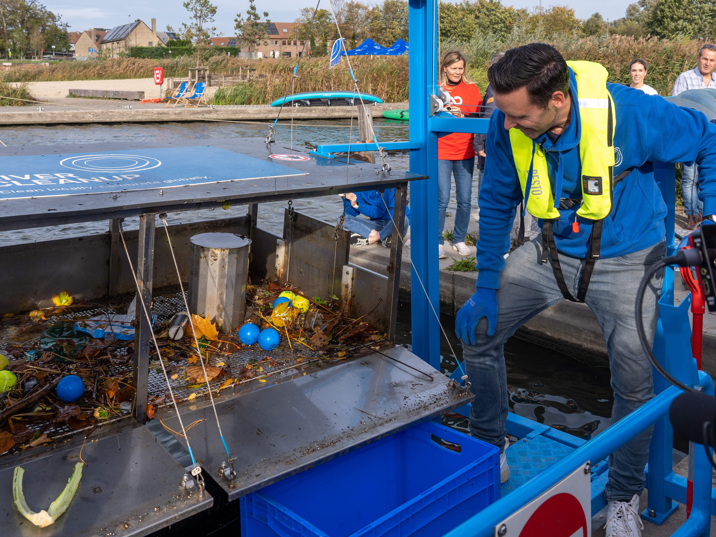 River Skimmer 2.0: device collects floating litter using improved technology