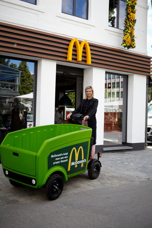 Franchisenemer An-Sofie Hendrikx op de elektrische duwkar bestemd om zwerfvuil mee te ruimen