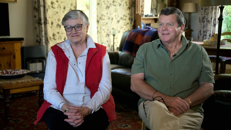 Miles en Cathy Alexander, voormalige managers privé-eiland Jeffrey Epstein (c) Roast Beef TV & All3Media International