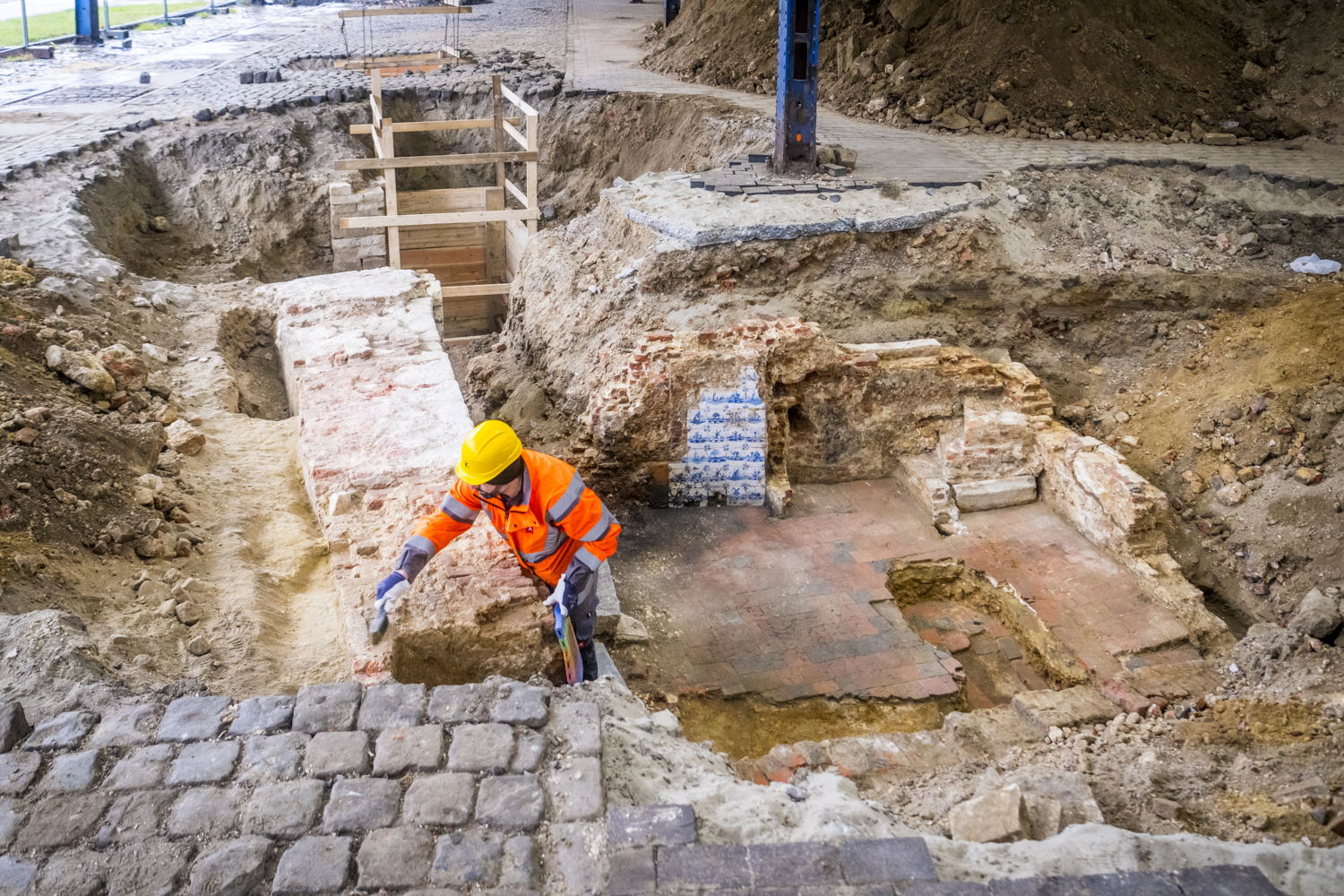 Foto 3_overzicht stadsmuur met huis er tegen en achteraan de Kleine Bierpoort