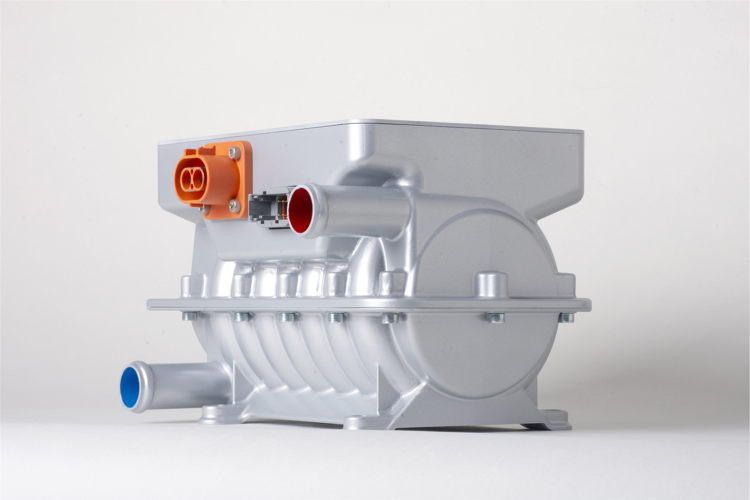 De Valeo Thermo HV hoogvoltage verwarming voor e-bussen is traploos variabel in te stellen en biedt gegarandeerd een warmte-output van 12kW. Valeo Thermal Commercial Vehicles Germany GmbH Rechtenvrij De Valeo Thermo HV hoogvoltage verwarming voor e-bussen is traploos variabel in te stellen en biedt gegarandeerd een warmte-output van 12kW. Valeo Thermal Commercial Vehicles Germany GmbH Rechtenvrij