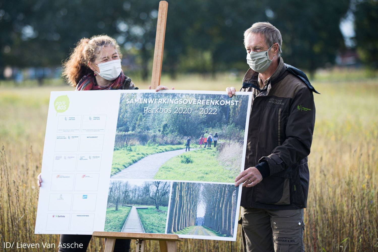 Evelyne Fiers, projectcoördinator Parkbos en Jean-Pierre Niçaise, boswachter Natuur en Bos