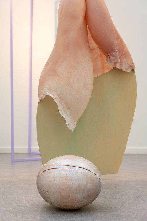 Daiga Grantina, Untitled, 2024, Bois, tissu, peinture, encre, résine,  corde, lumière. Photo par Toan Vu-Huu.