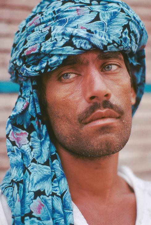 Portrait of a man from Pakistan, 1988. AKG1636420