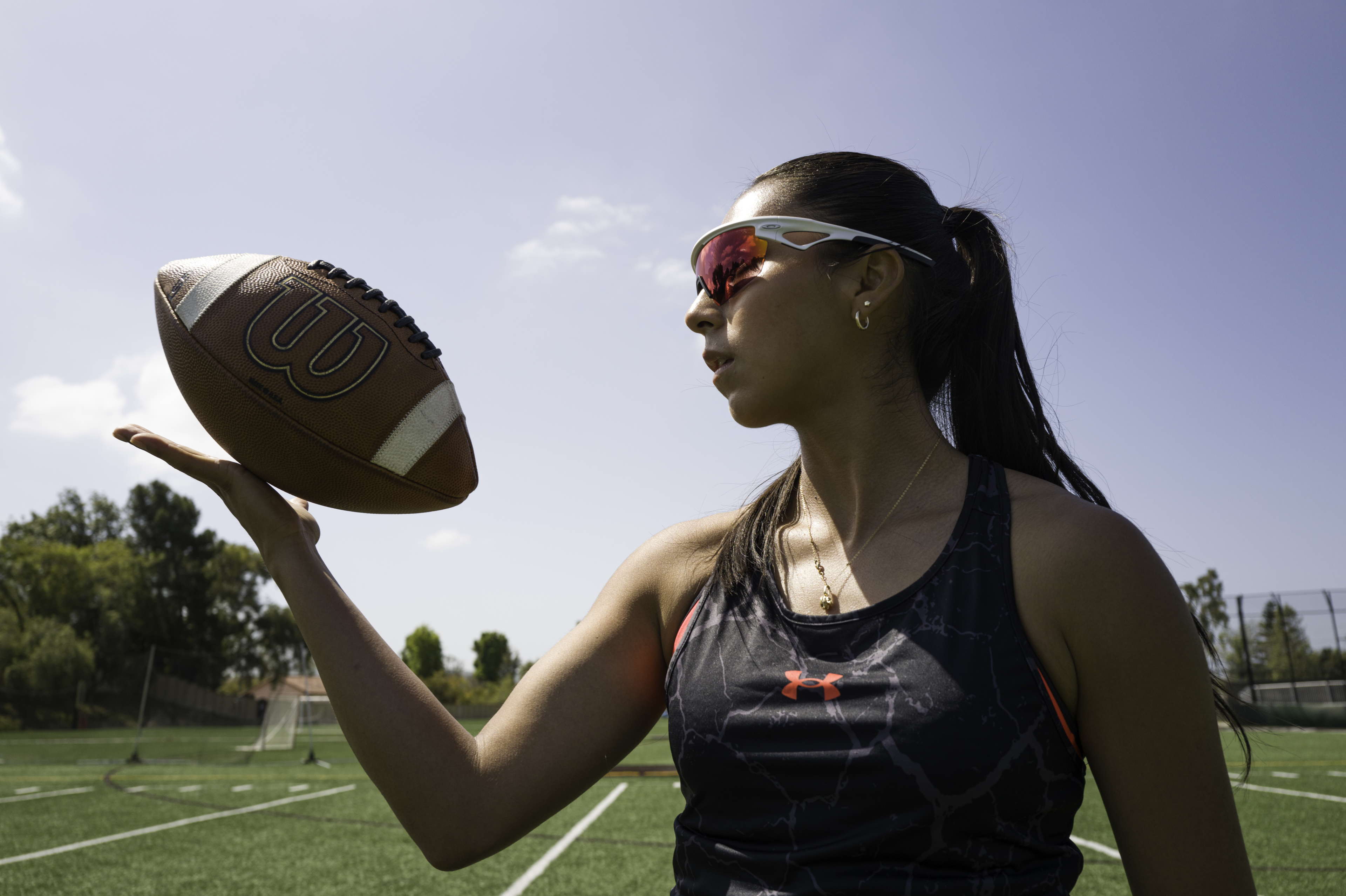 EL EQUIPO OAKLEY LE DA LA BIENVENIDA A DIANA FLORES, LA GRAN ESTRELLA DEL FLAG FOOTBALL