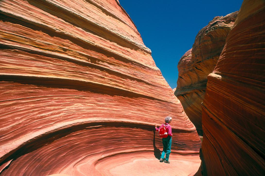 AKG2149186 WOMAN HIKING IN SWEEPING SANDSTONE FORMATION COLORADO PLATEAU, UTAH. © ClassicStock / akg-images / B. Taylor
