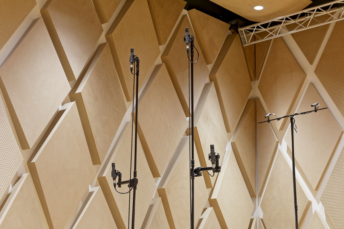 Das Mikrofon-Array mit vier Sennheiser MKH 800 TWIN Studio-Kondensatormikrofonen hört auf die Bezeichnung TWIN Square.Die Doppelkapseln (Front-/Rear-Wandler mit nierenförmiger Richtcharakteristik) verteilen sich auf zwei Höhenebenen. Rechts sind zwei an einem T-Bar montierte Sennheiser HF-Kondensatormikrofone MKH 8090 zu sehen, die Signale für die künstliche Nachhallzeit-verlängerung liefern