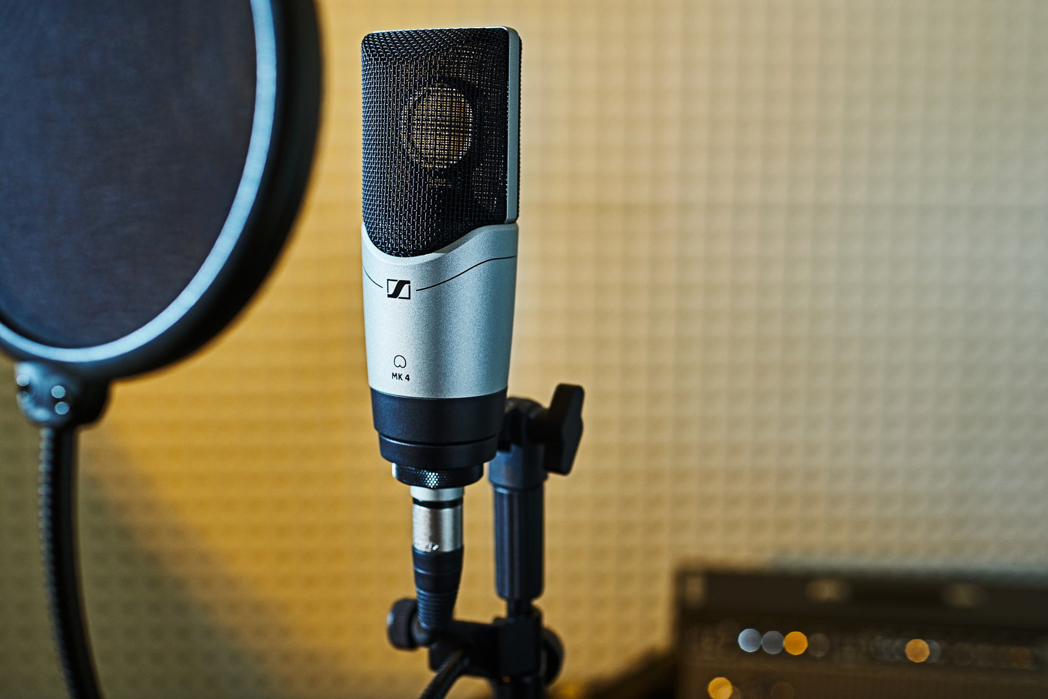 The versatile MK 4 true condenser microphone makes your voice and instruments shine with powerful, warm sound The versatile MK 4 true condenser microphone makes your voice and instruments shine with powerful, warm sound