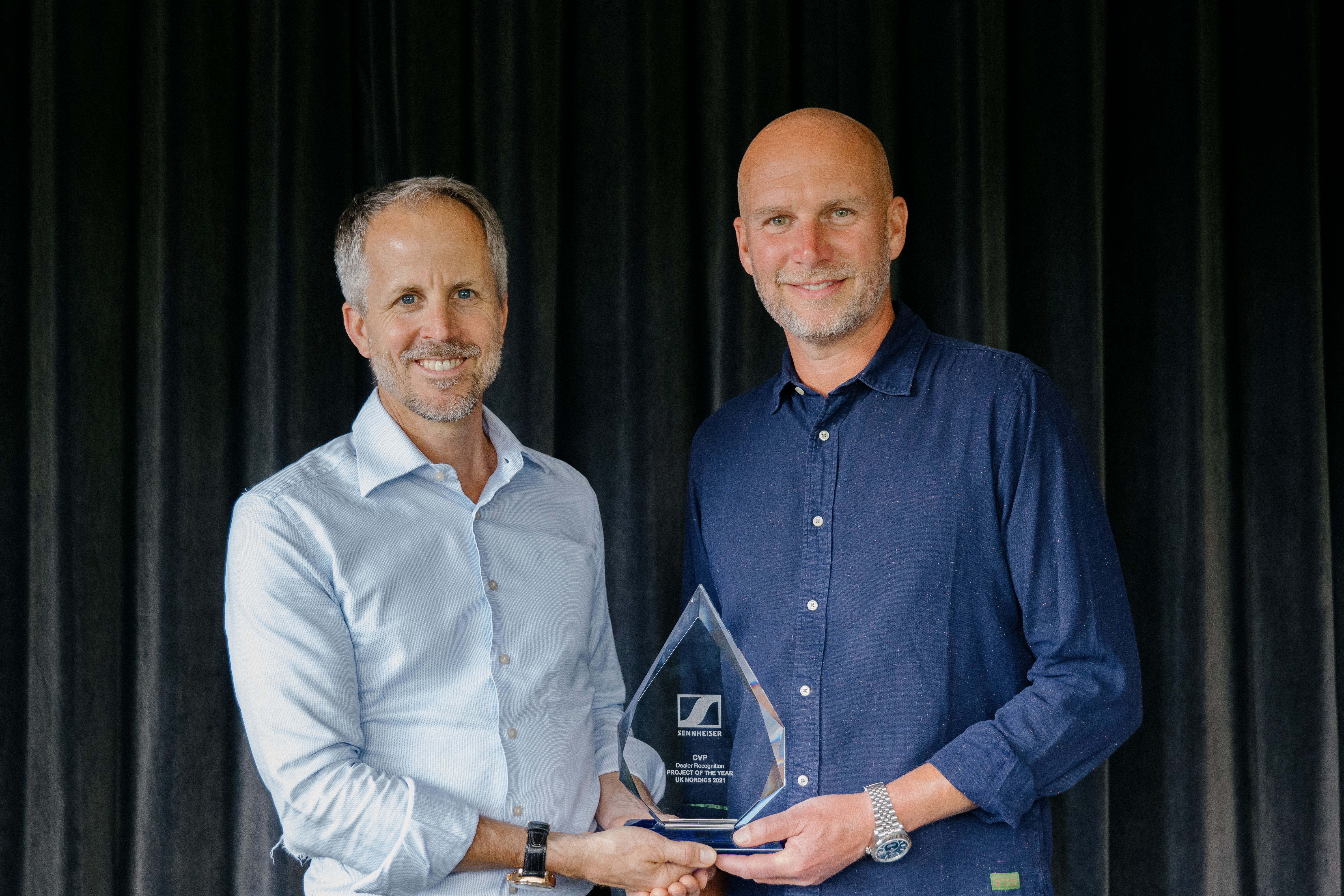 Dr Andreas Sennheiser (l.) hands over the sub-regional award for the UK-Nordics in the category “Project of the Year” to Jon Fry, CEO of CVP, for the group’s involvement with “180 The Strand”. CVP is outfitting various spaces in this cultural and creative centre with Sennheiser Digital 6000 wireless microphones and Neumann monitors