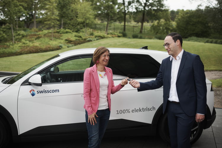 Saskia Günther, responsable du développement durable chez Swisscom & Youcef Benachour, Brand & Commercial Director Hyundai bei Astara Switzerland