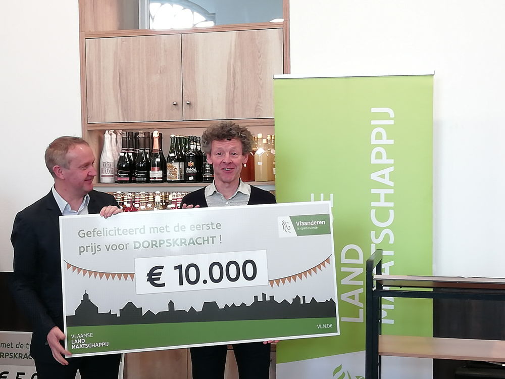 Vertegenwoordiger van Mariëngilde neemt cheque van 10.000 euro in ontvangst van Dirk Van Gijseghem, afdelingshoofd Platteland bij VLM