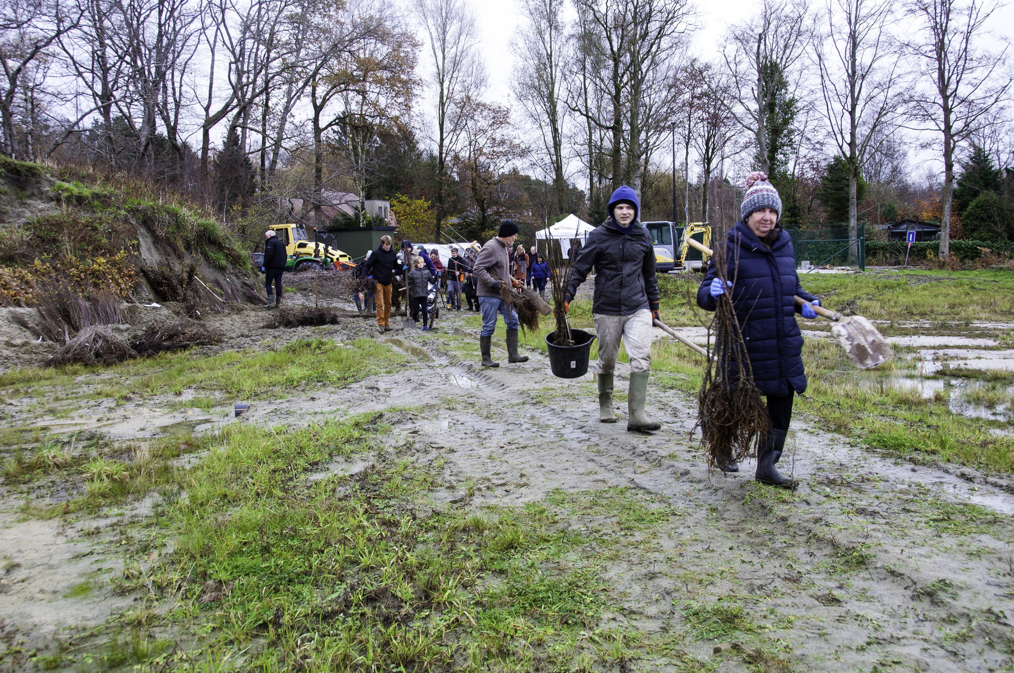 Bewoners van de woonwijk Vorsevijvers in Wingene trotseren het barre weer om bos aan te planten op overstromingszone die de wijk beschermt tegen wateroverlast. We zorgden hiervoor via het inrichtingsplan Wildenburg-Aanwijs.