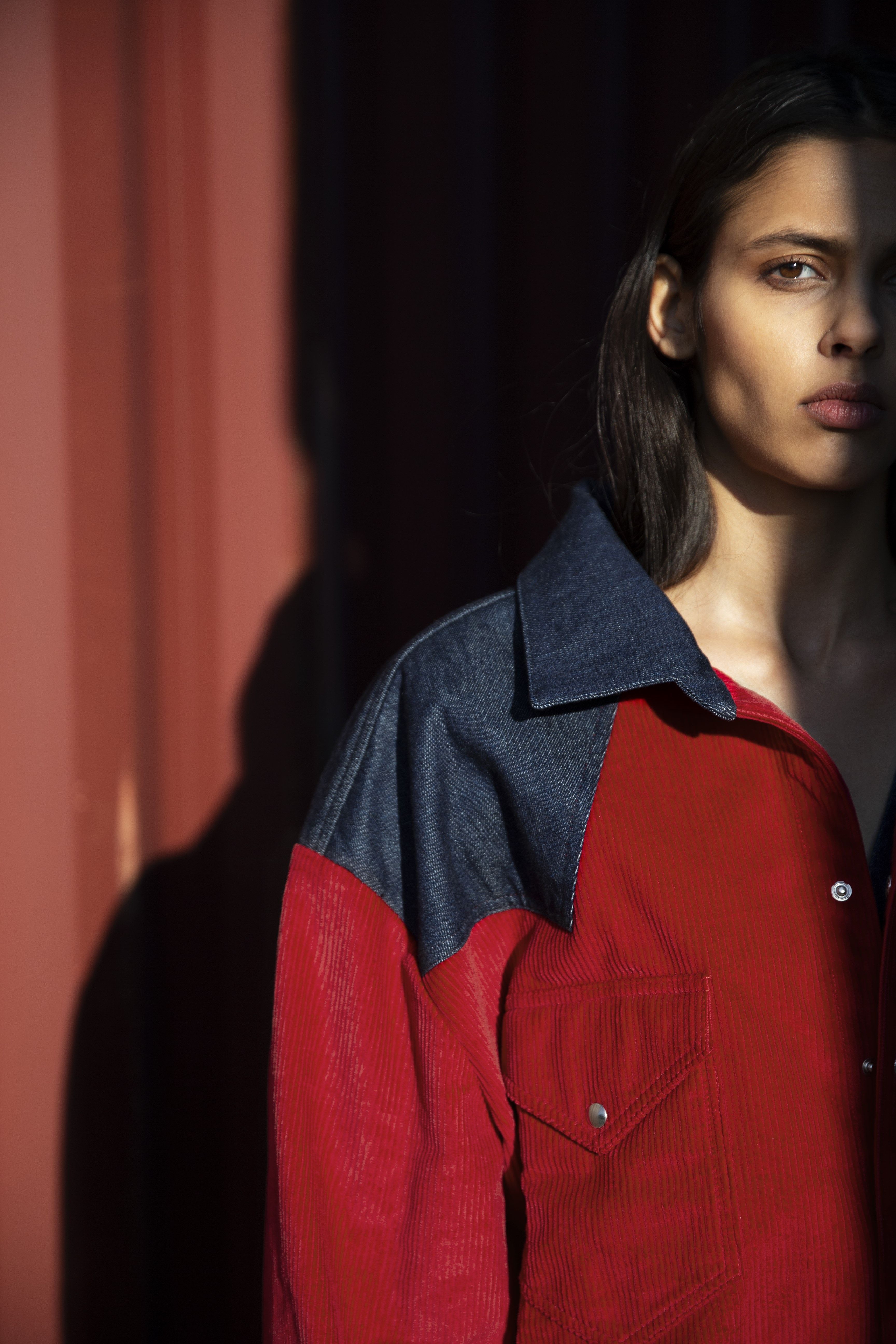 FAÇON JACMIN: rood en blauw zetten de toon van de FW20-21 collectie