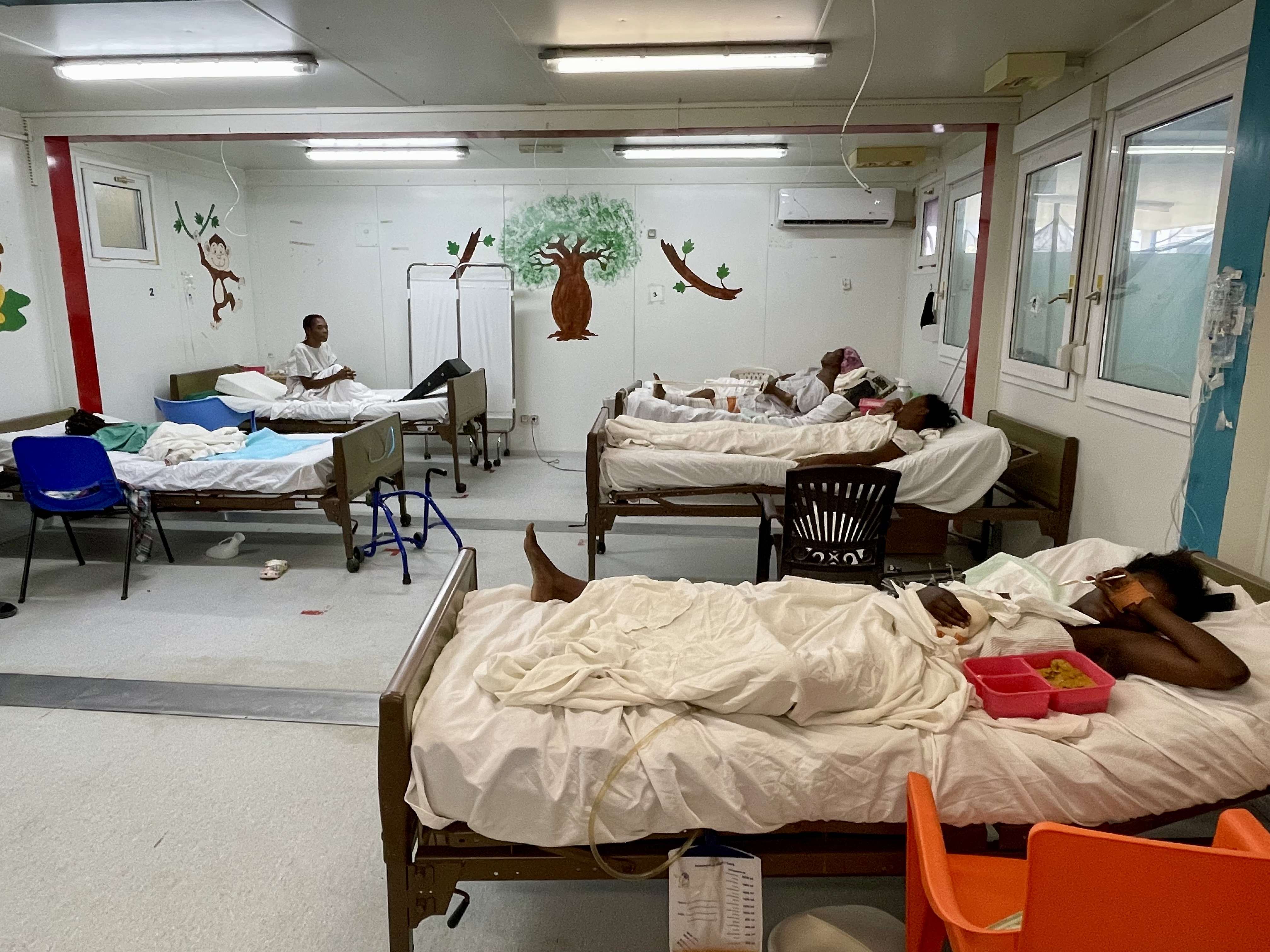 Una de las sales del Hospital de Tabarre de MSF llena de pacientes con lesiones por trauma. MSF
