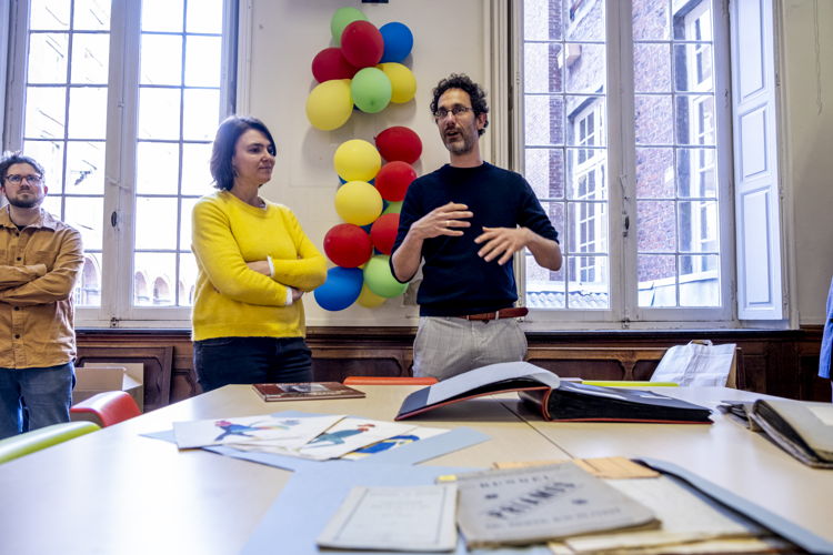 Leerkrachten Piet Creten en Katrien Vandeweerdt van het Paridaensinstituut gaan met leerlingen aan de slag gaan rond erfgoed in de school