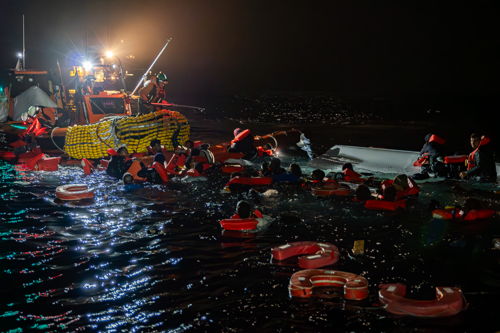 This pictures captures the harrowing moment an overcrowded boat capsized last night. Luckily, the @MSF team managed to retrieve all 45 people safely from the water. Copyright: Simone Boccaccio