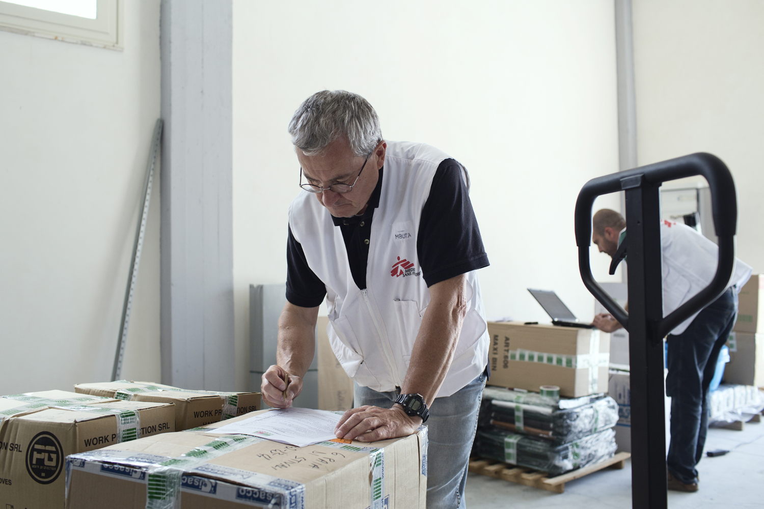 Le matériel médical embarqué est contrôlé avant le départ © Alessandro Penso
