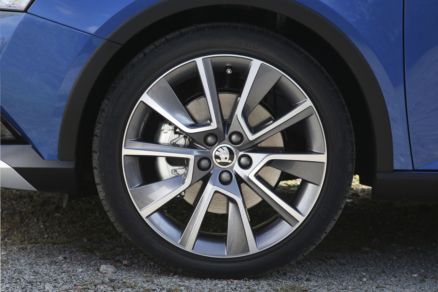 SCOUTLINE buyers can select from the entire range of
colours for the ŠKODA FABIA and choose between 16-
and 17-inch alloy wheels.