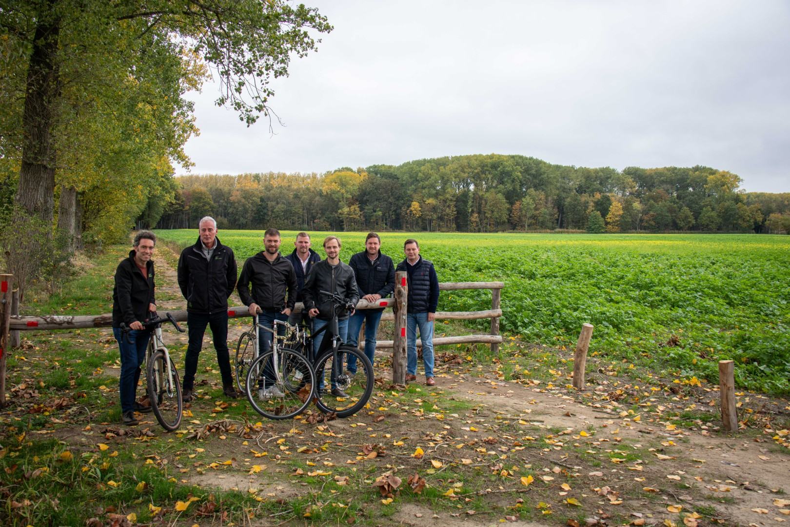 v.l.n.r. Wouter Deventer, Alex Van Caubergh en Bert Van Nieuwenhuyse van VLM; schepen Yves Bracke, Yannick Vande Casteele, schepen Jens Danneels en burgemeester Lieven Huys van Wingene