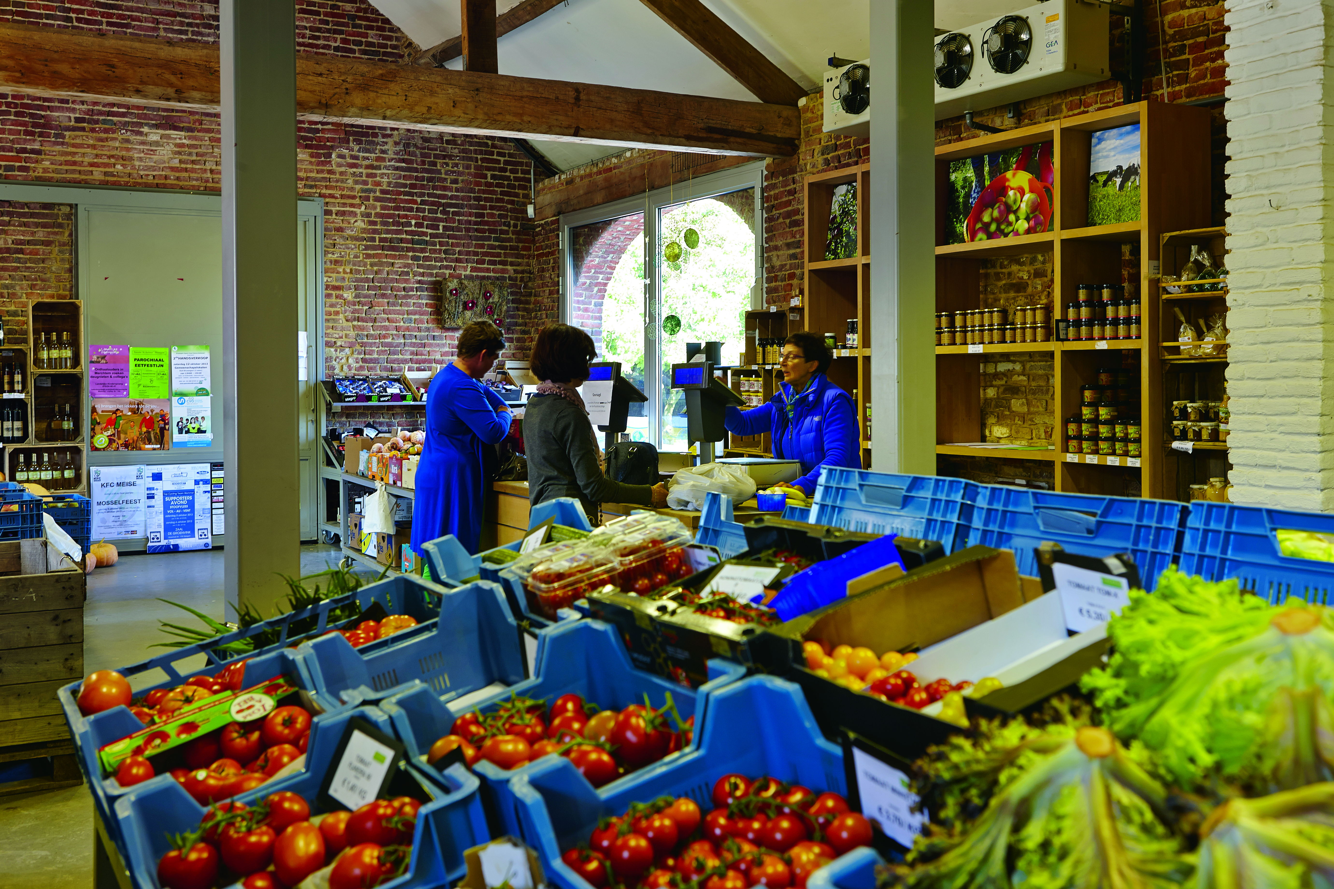 Een hoevewinkel is een voorbeeld van korte ketenverkoop. Een hoevewinkel is een voorbeeld van korte ketenverkoop.