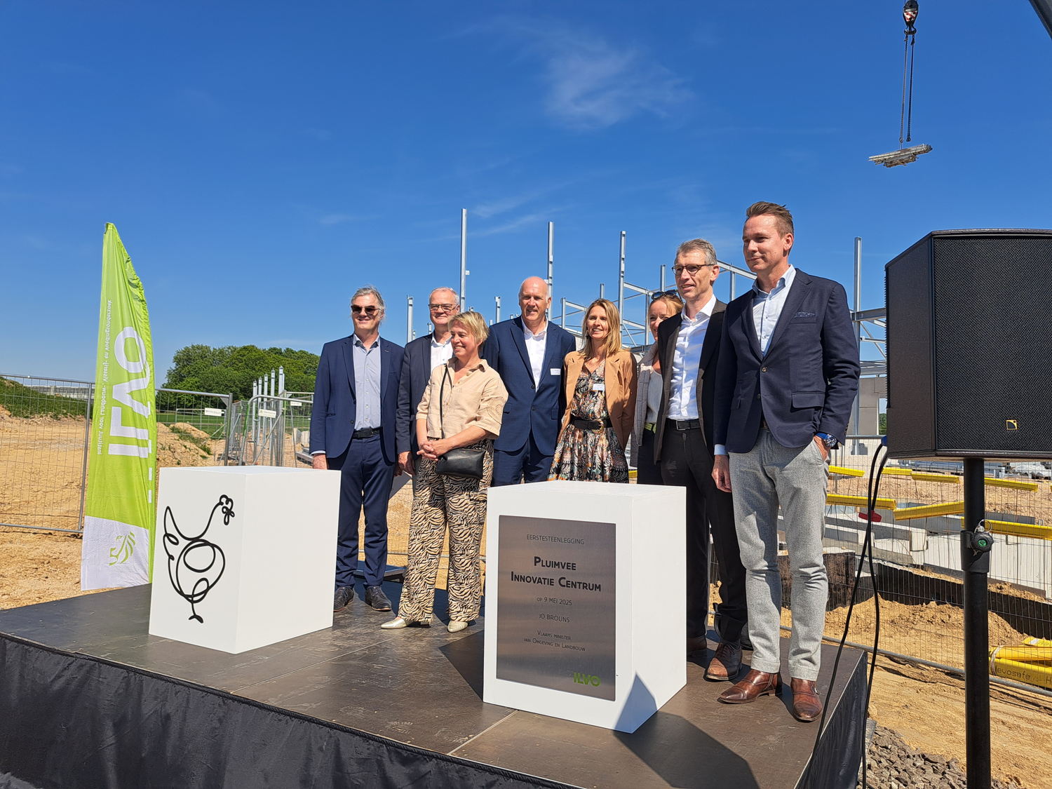 Schepen voor Duurzaamheid in Merelbeke-Melle Tim De Keukelaere, schepen voor Land- en tuinbouw in Merelbeke-Melle Filip Thienpont, gedeputeerde voor de provincie Oost-Vlaanderen Joke Schauvliege, ILVO afdelingshoofd Dier Bart Sonck, ILVO onderzoekscoördinator pluimvee Evelyne Delezie, PIO projectleider An Schrijvers, administrateur-generaal van ILVO Joris Relaes, Vlaams minister voor Landbouw Jo Brouns.
