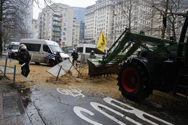Farmers break police barricades as 900 tractors drive through Brussels