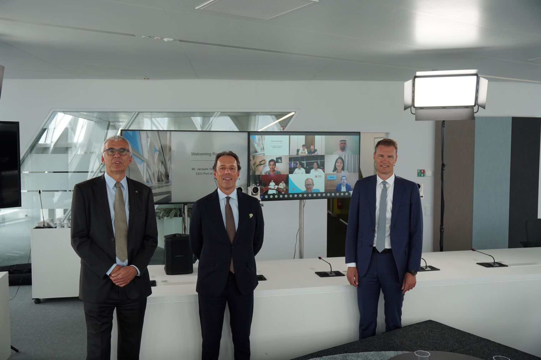 Op de foto: Luc Arnouts, Director International Relations & Networks - Jacques Vandermeiren, CEO Port of Antwerp - Soren Toft, CEO MSC