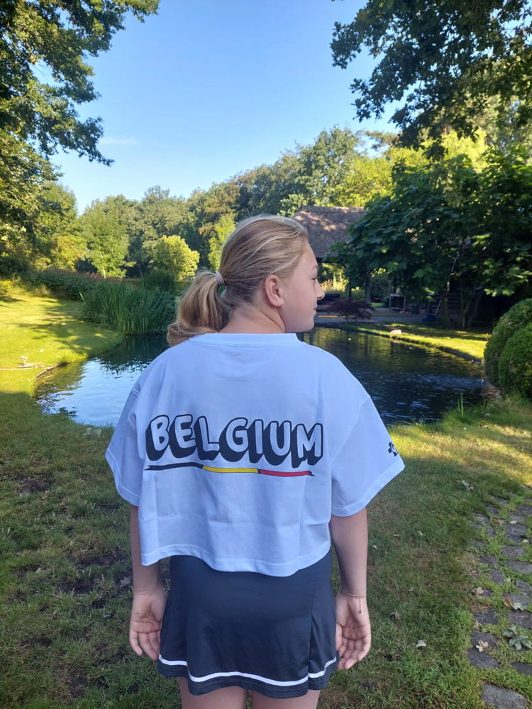De bekende Streetwear-designer Simon Eeraerts (Avo&Cado) ontwierp een unieke sweater, T-shirt en topje.