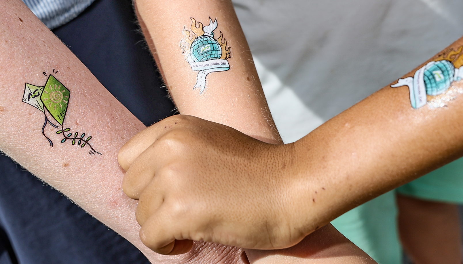 Slimme UV-tattoos waarschuwen bezoekers Walibi van zodra het tijd is om zonnecrème te smeren 
