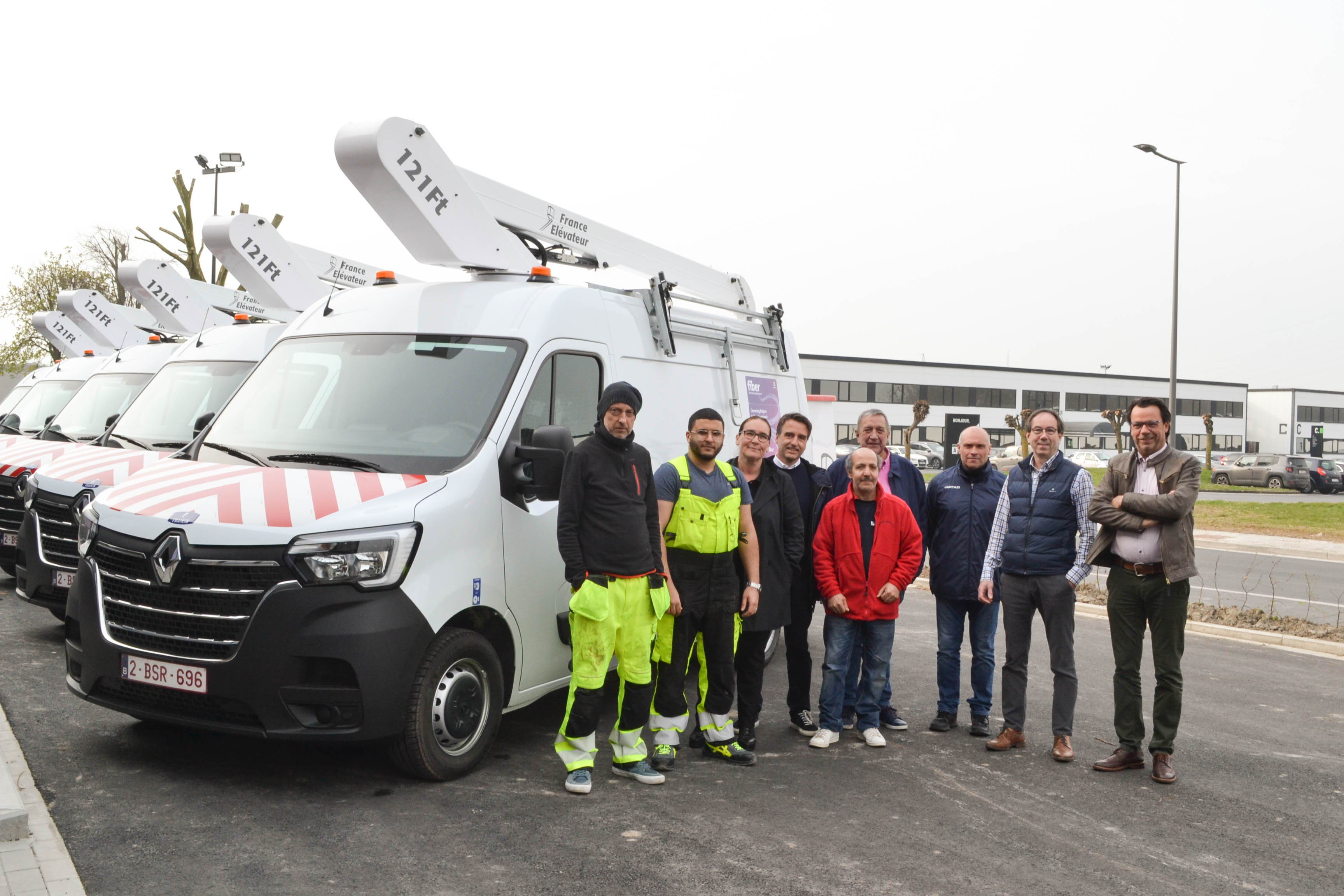 Het team van CST, Fraikin en France Elévateur bij de afgeleverde hoogwerkers.