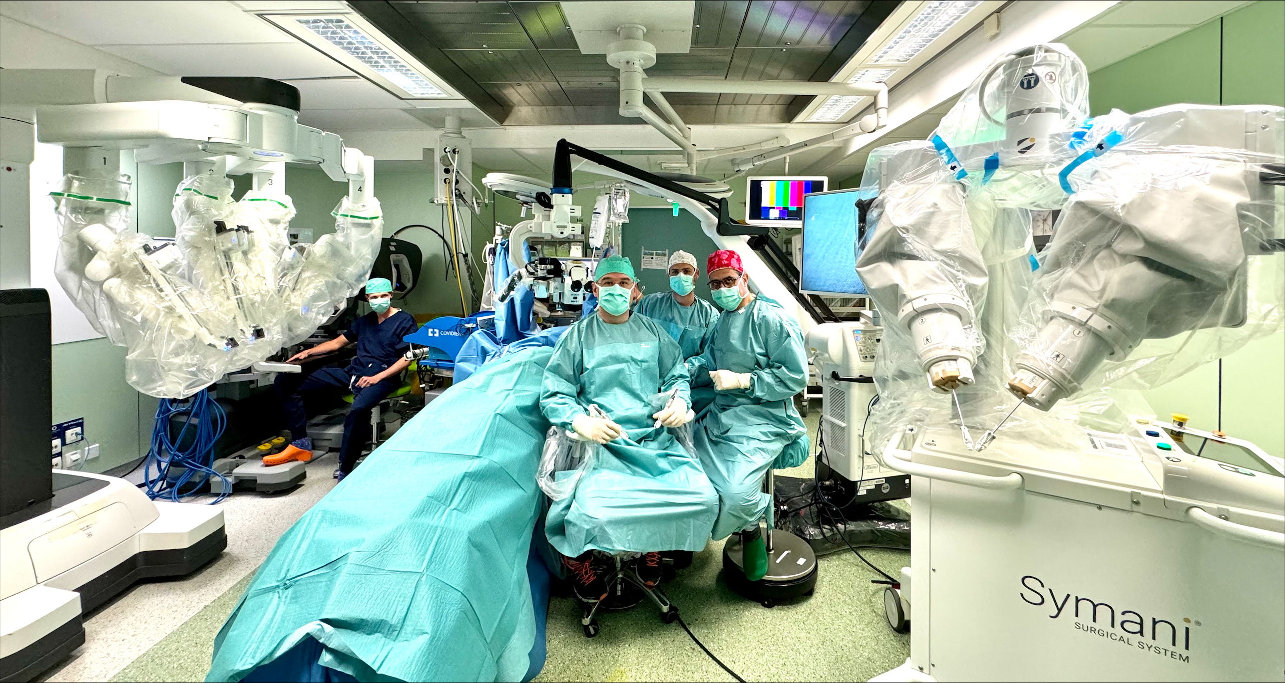 Het team dat de operatie succesvol uitvoerde (vlnr): dr. Schoneveld, prof. dr. Nistor, dr. Giunta, prof. dr. Hamdi.