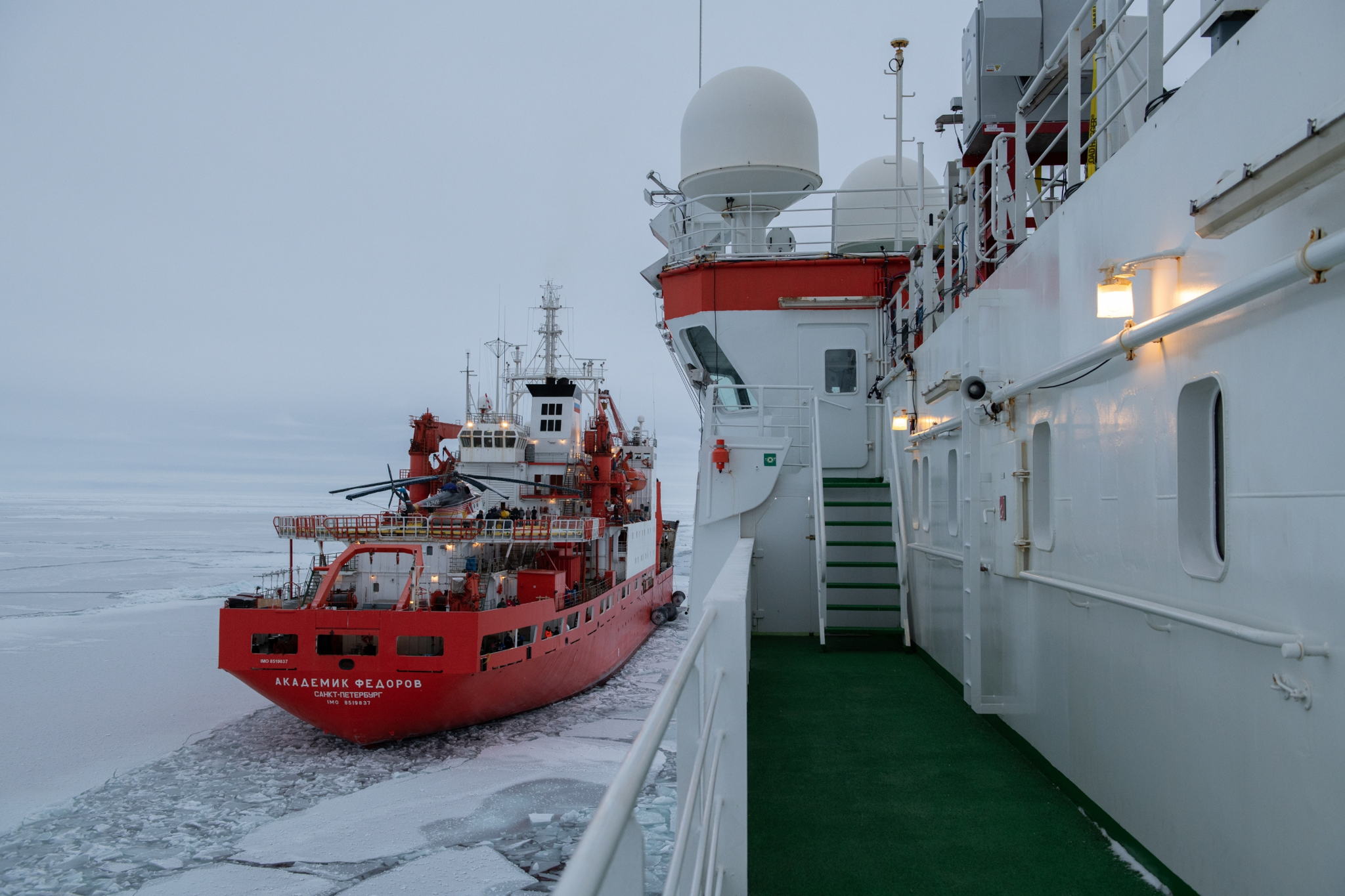 The Polarstern getting close to the Akademik Federov to transfer fuel, staff and scientific instruments
© Alfred-Wegener-Institut/Esther Horvarth (CC-BY 4.0) The Polarstern getting close to the Akademik Federov to transfer fuel, staff and scientific instruments
© Alfred-Wegener-Institut/Esther Horvarth (CC-BY 4.0)