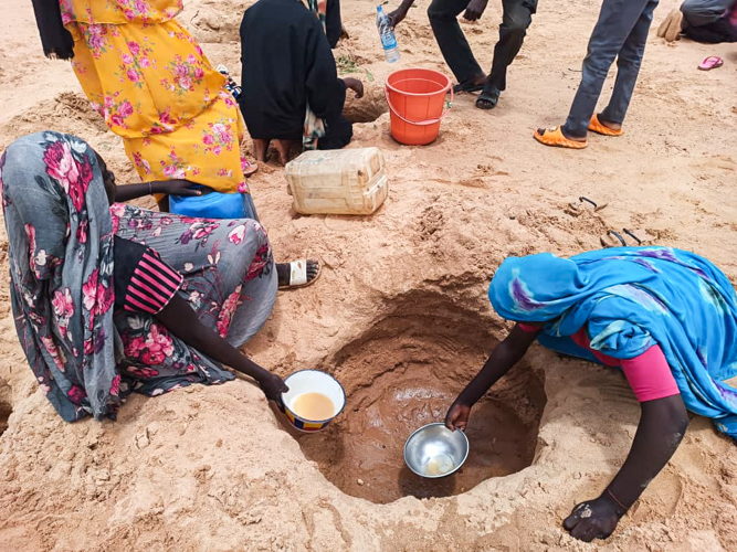 Sudanese refugees try to collect water from the wadi near Ourang camp as water distribution in the camps is scarce. Copyright MSF 