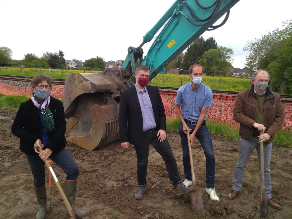 gedeputeerde Riet Gillis, schepen Evert De Smet, burgemeester Jenne De Potter en schepen Christ Meuleman zetten de eerste spadesteek.