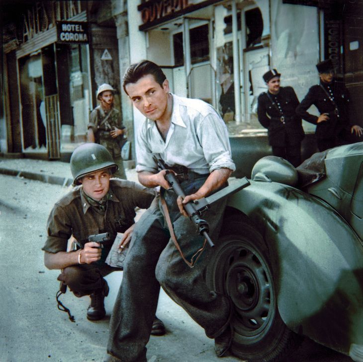 AKG7890777 Combats de rues dans une ville du nord de la France en 1944 (un soldat américain et un civil français)