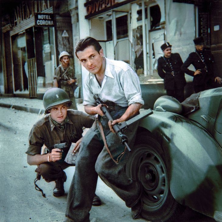 AKG7890777 Street fighting in a town in northern France in 1944 (an American soldier and a French civilian). AKG7890777 Street fighting in a town in northern France in 1944 (an American soldier and a French civilian).