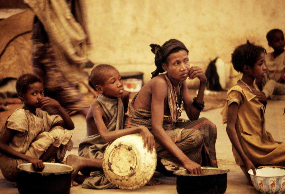 AKG9622118 Une mère et ses enfants attendent l'arrivée de nourriture des ONG à Mogadiscio, en 1992 © José Nicolas / akg-images