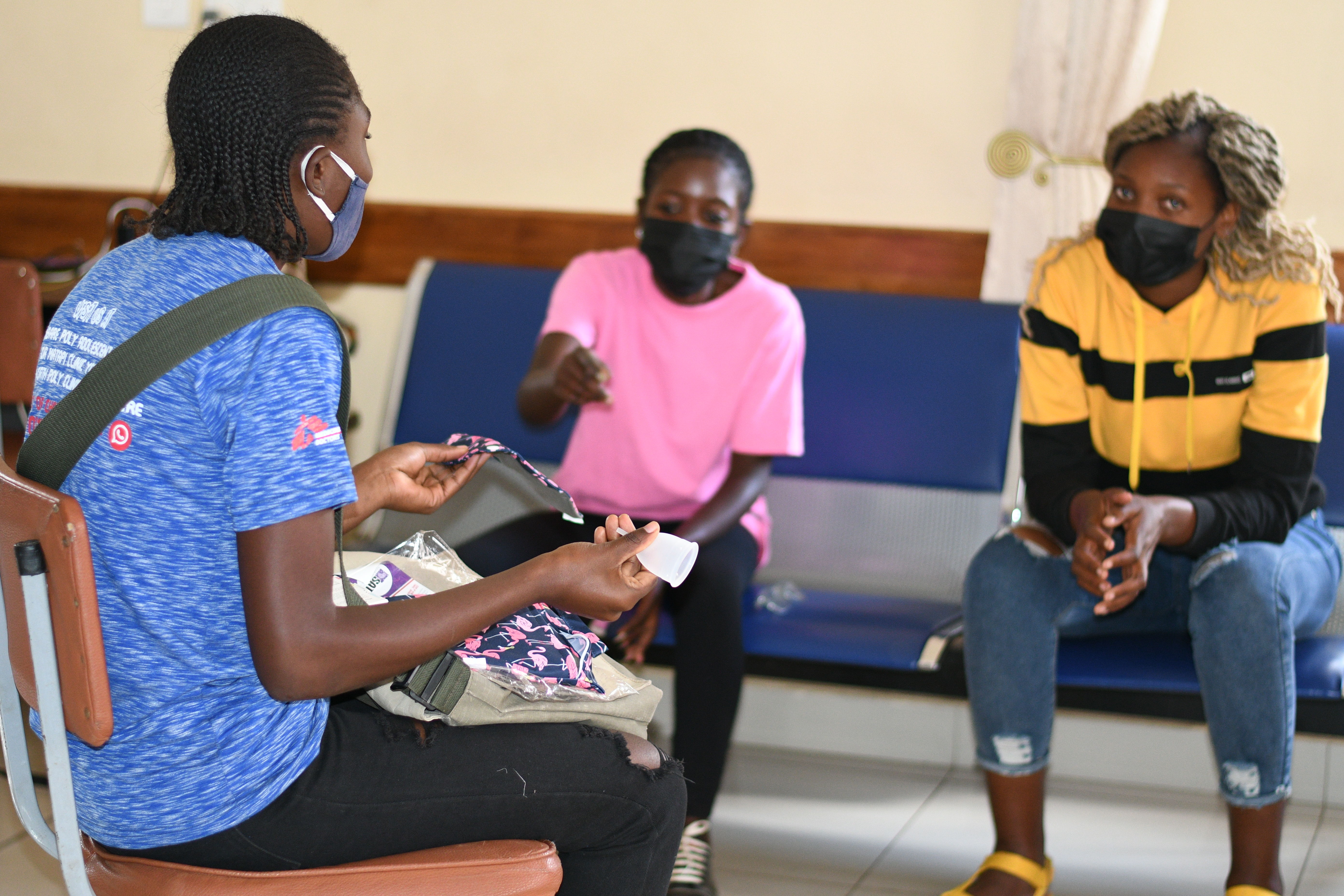 Peer educator having a group discussion with young women. Photographer: MSF Zimbabwe