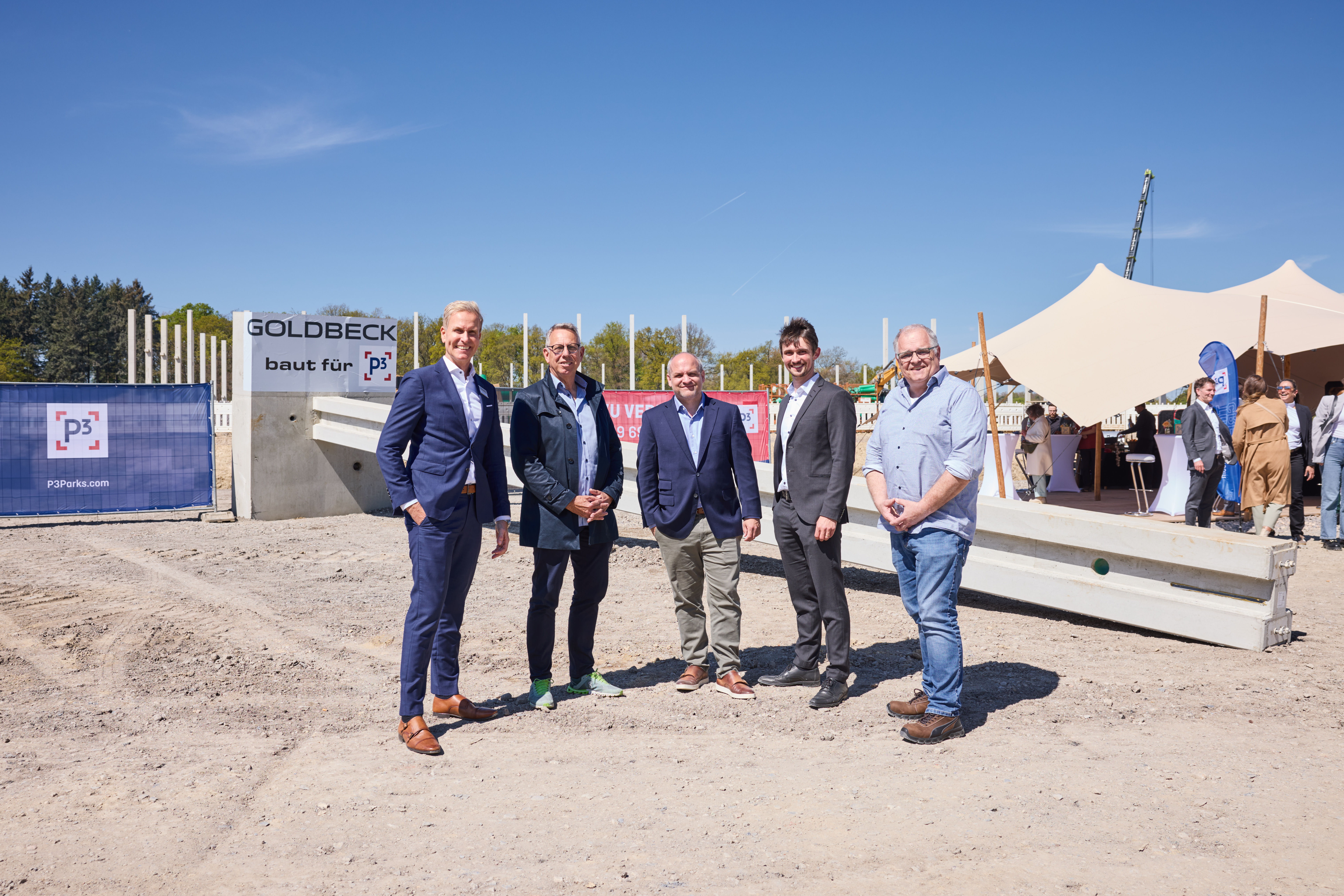 Personen im Bild von links nach rechts: Marco Bayer, Niederlassungsleiter Goldbeck Südwest GmbH; Rainer Steeg, Bürgermeister Pfalzfeld; Sönke Kewitz, Managing Director, P3 Logistic Parks GmbH Deutschland; Felix von Eichel-Streiber, Senior Project Manager, P3 Logistic Parks GmbH Deutschland; Stefan Assies, Leiter Bauamt, Verbandsgemeinde Hunsrück-Mittelrhein Personen im Bild von links nach rechts: Marco Bayer, Niederlassungsleiter Goldbeck Südwest GmbH; Rainer Steeg, Bürgermeister Pfalzfeld; Sönke Kewitz, Managing Director, P3 Logistic Parks GmbH Deutschland; Felix von Eichel-Streiber, Senior Project Manager, P3 Logistic Parks GmbH Deutschland; Stefan Assies, Leiter Bauamt, Verbandsgemeinde Hunsrück-Mittelrhein