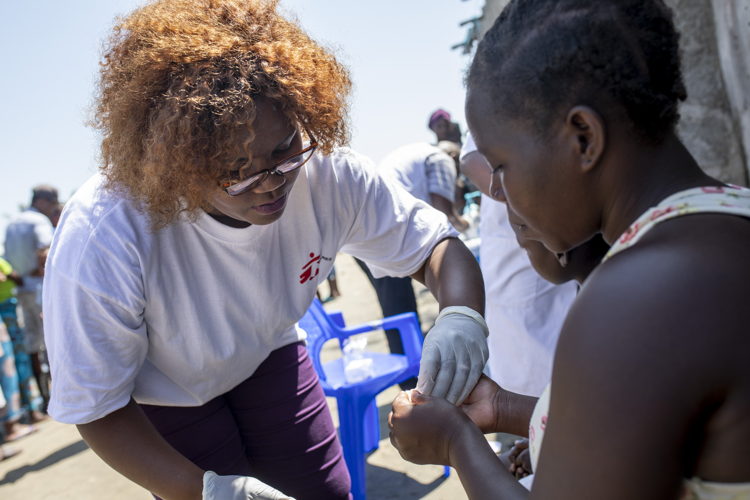 Rosa Afonso, an MSF health worker, gives a patient medication during a mobile clinic  in Ponta Gea, Beira, Mozambique.
Copyright: Pablo Garrigos/MSF
