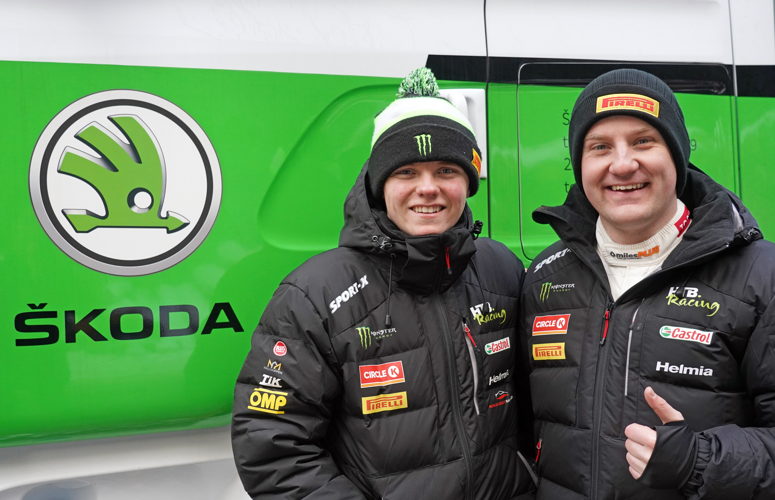 New kids on the block: Oliver Solberg (left) and Aaron
Johnston will drive a ŠKODA FABIA Rally2 evo in the
WRC3 category of the FIA World Rally Championship. New kids on the block: Oliver Solberg (left) and Aaron
Johnston will drive a ŠKODA FABIA Rally2 evo in the
WRC3 category of the FIA World Rally Championship.