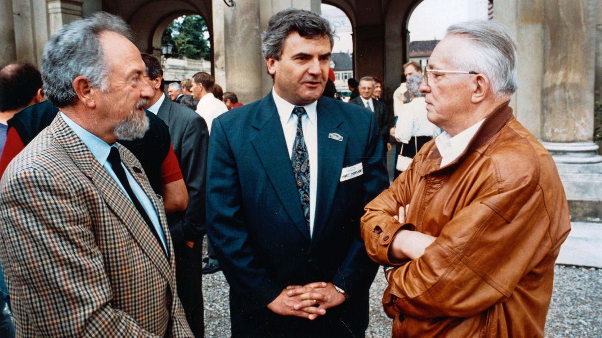 Horst Marchart, miembro del Consejo de Dirección de Porsche AG como responsable de Investigación y Desarrollo en Weissach hasta 1988, aparece aquí, en 1993, con Ferdinand Alexander Porsche (a su derecha) y Helmuth Bott (a su izquierda).