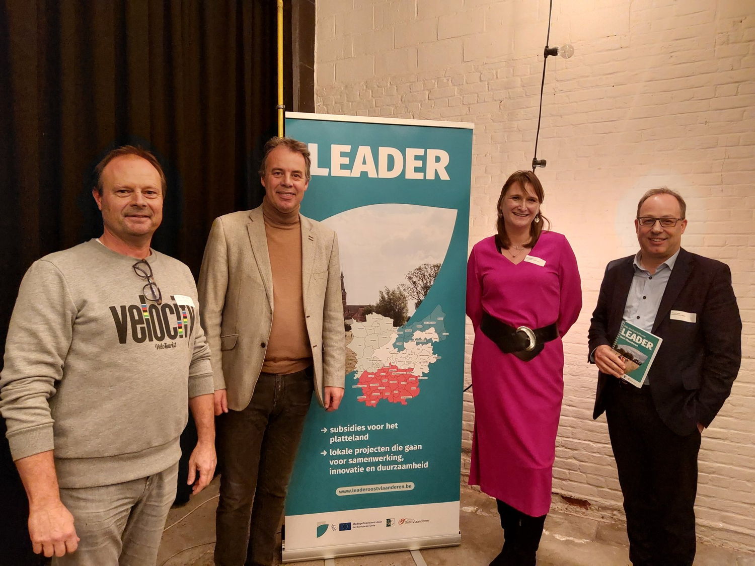 Bart Van Thuyne (schepen Deinze), Jan Vermeulen (burgemeester Deinze), Leentje Grillaert (gedeputeerde Provincie Oost-Vlaanderen) en Vincent Laroy (schepen Lievegem) op de Kick-Off van LEADER Meetjesland-Leievallei in de Farmfabriek in Deinze