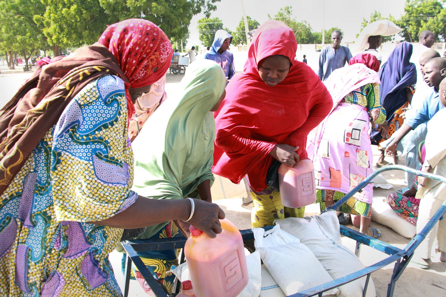 Voedselbedeling in Maiduguri op 14 december. 500 families kregen voedsel voor twee weken (c) Malik Samuel/MSF