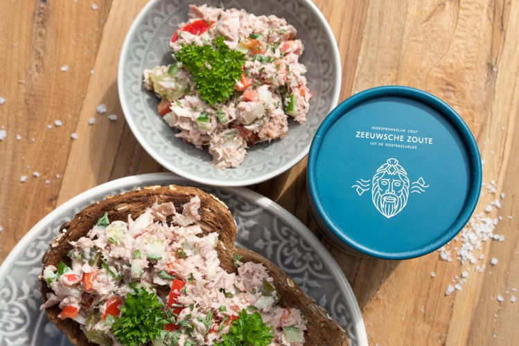 Een tonijnsalade is niet alleen lekker en voedzaam, maar ook nog eens heel makkelijk te maken! Je kan een tonijnsalade op eindeloos veel manieren maken. Hoe je hem ook maakt, deze salade gaat hand in hand met onze pure Zeeuwsche Zoute. 
(FotoCredit: SanseePhotography)