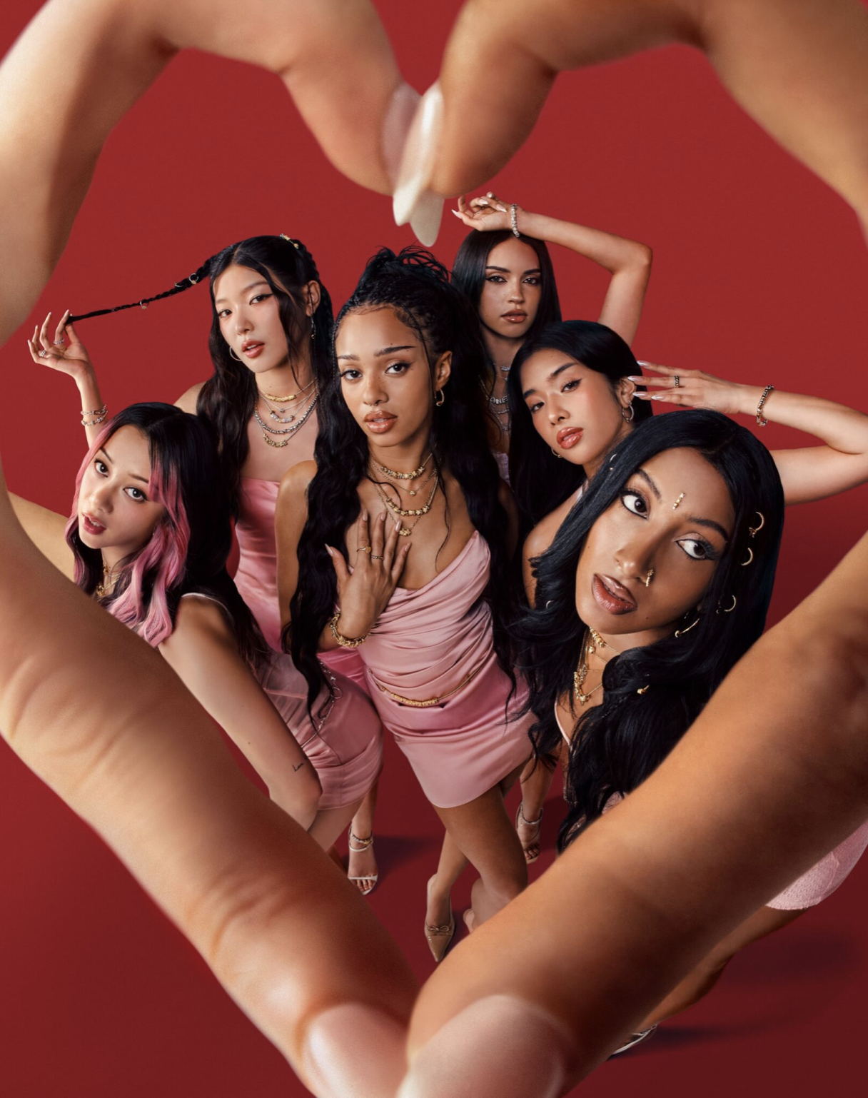 PANDORA CELEBRA SU NUEVA COLECCIÓN DE MINI CHARMS JUNTO A KATSEYE